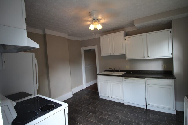 Building Photo - SPRING MOVE IN SPECIAL!! Large 2 bedroom duplex in Weiland Park / Italian Village area