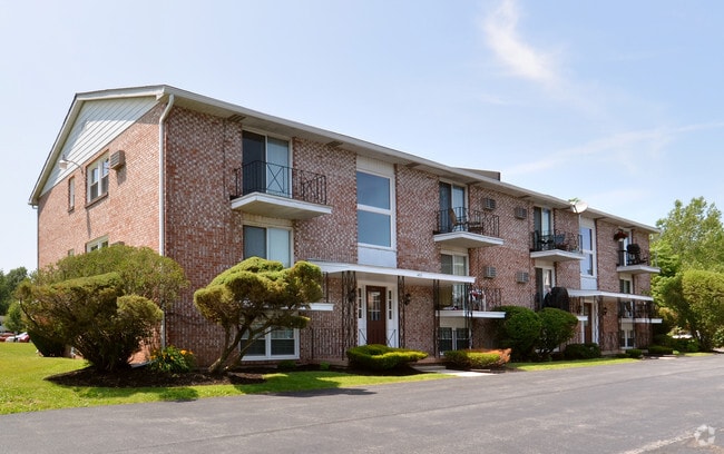 East Towne - East Towne Apartments