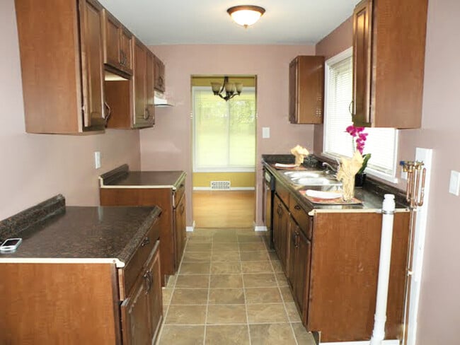 Building Photo - 3 Bed - 1 Full Bath Ranch for Rent!