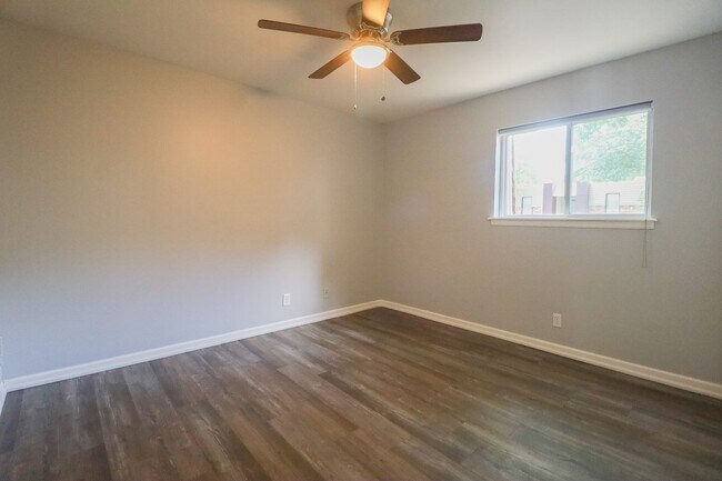 Building Photo - 2 Bed | 1 Bath Condo in Central Tulsa!