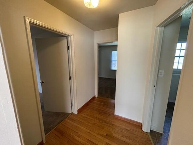 Building Photo - NEW PRICE REDUCTION: House 2bd 1ba- yard, ...