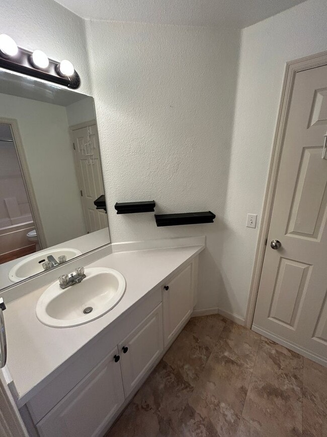 Building Photo - 3 Bed, 2.5 bath Townhome w/1-car garage in Highland Park neighborhood of Renton, $3,075/mo.