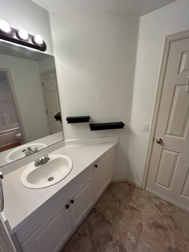 Building Photo - 3 Bed, 2.5 bath Townhome w/1-car garage in Highland Park neighborhood of Renton, $3,150/mo.