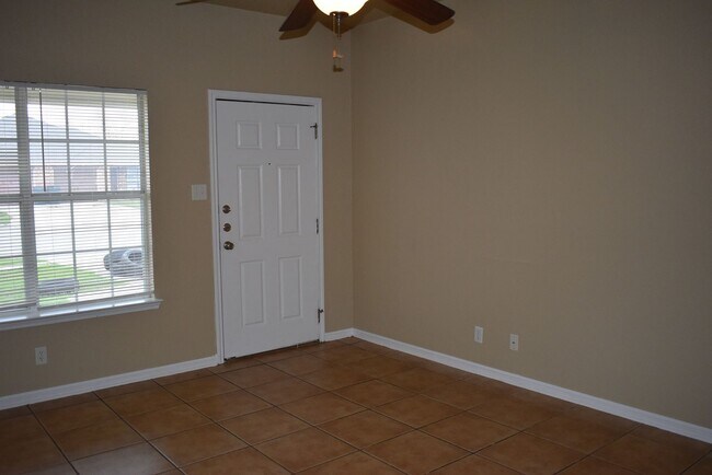 Building Photo - 1600 Nicholas Cir
