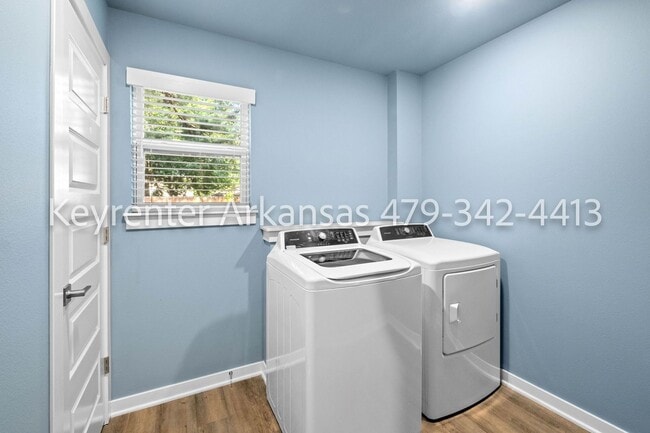 Building Photo - Beautiful 2 Bed, 3 Bath Home Just Off Weddington!