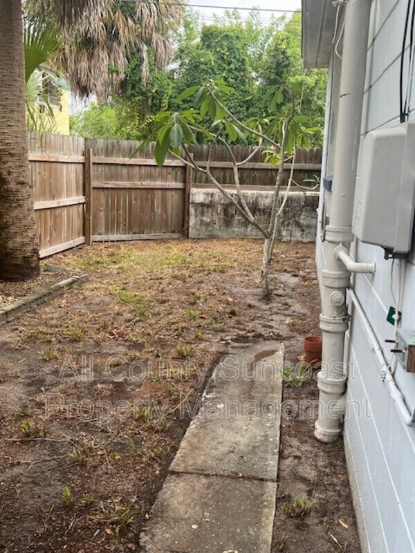 Building Photo - 2579 1/2 14th Ave N