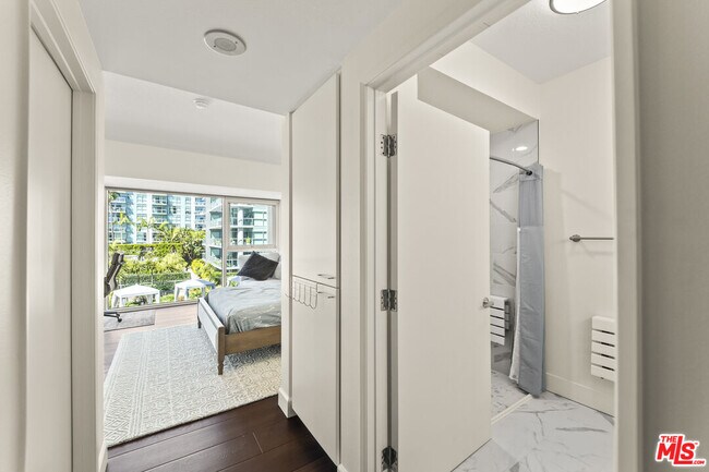 Building Photo - 13600 Marina Pointe Dr