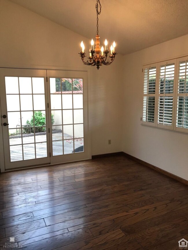 Building Photo - 2bd/2ba Condo in Eastside Sonoma!