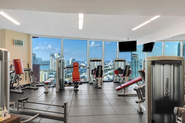 Building Photo - 300 South Pointe Dr