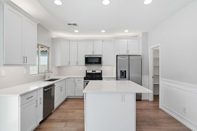 Building Photo - Spacious 4 Bedroom 2 Bath In Peoria with Pool and Sports Court