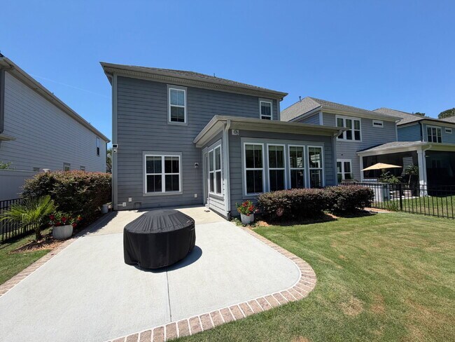 Building Photo - Beautiful Four Bedroom Fully Furnished Home Located in The Walk!