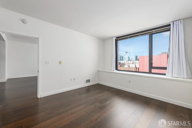 Building Photo - 250 King St