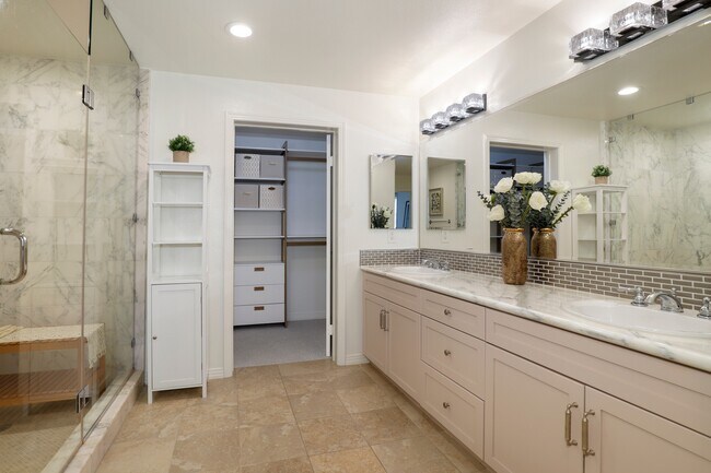 Building Photo - 931 E Walnut St