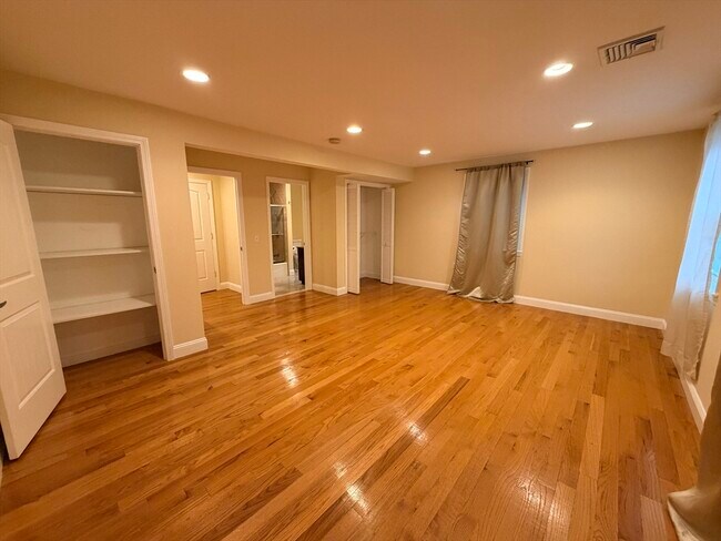 Building Photo - 112 E Quinobequin Rd