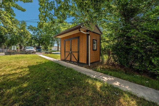 Building Photo - Apartment w/Parking