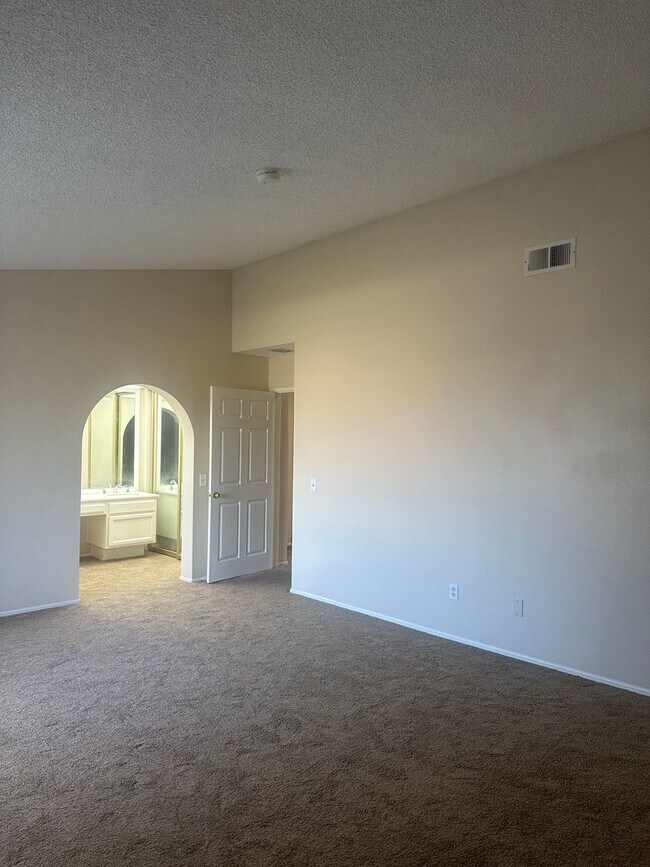 Building Photo - Charming 3-Bed/2.5-Bath Townhome with 2-Car Garage in Garden Grove