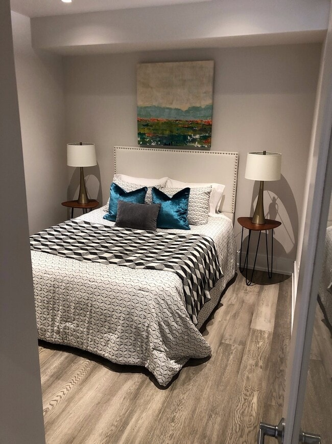 Building Photo - Luxe Apartment with Parking