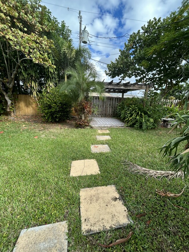 Building Photo - 5839 Daphne Dr