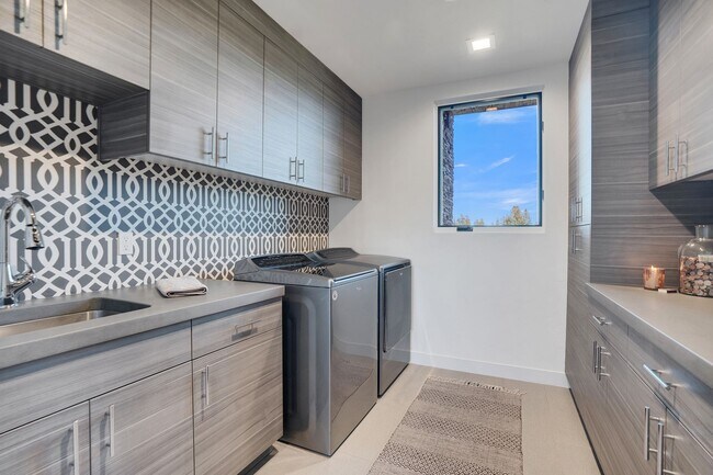 Building Photo - Contemporary Fully Furnished Four Bed Four Bath Masterpiece in Tetherow