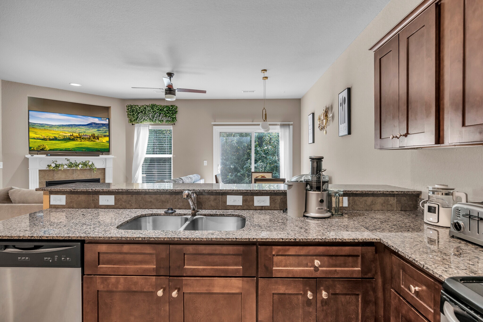 Building Photo - 9415 N Adrian Ave