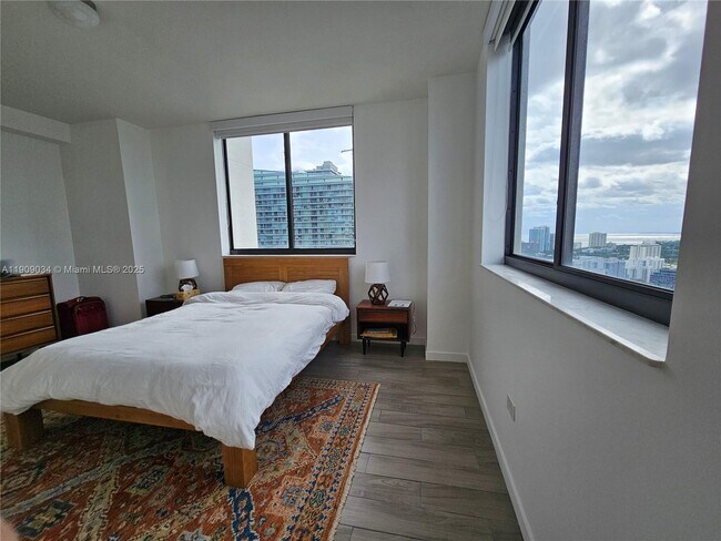 Building Photo - 999 SW 1st Ave