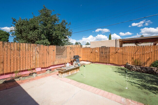Building Photo - UPTOWN 3 Bedroom  2 bath  with Garage