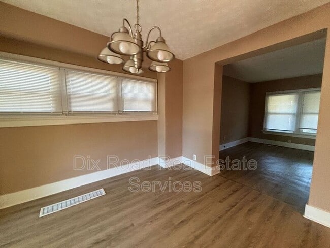 Building Photo - 217 Fernwood Ave