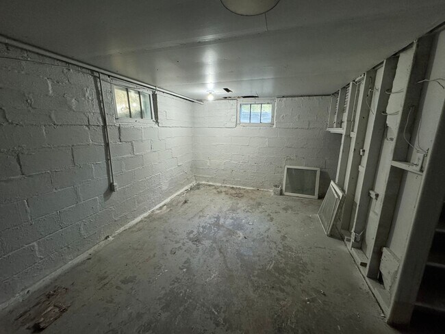 Building Photo - 5 Bedroom Rental in Moline