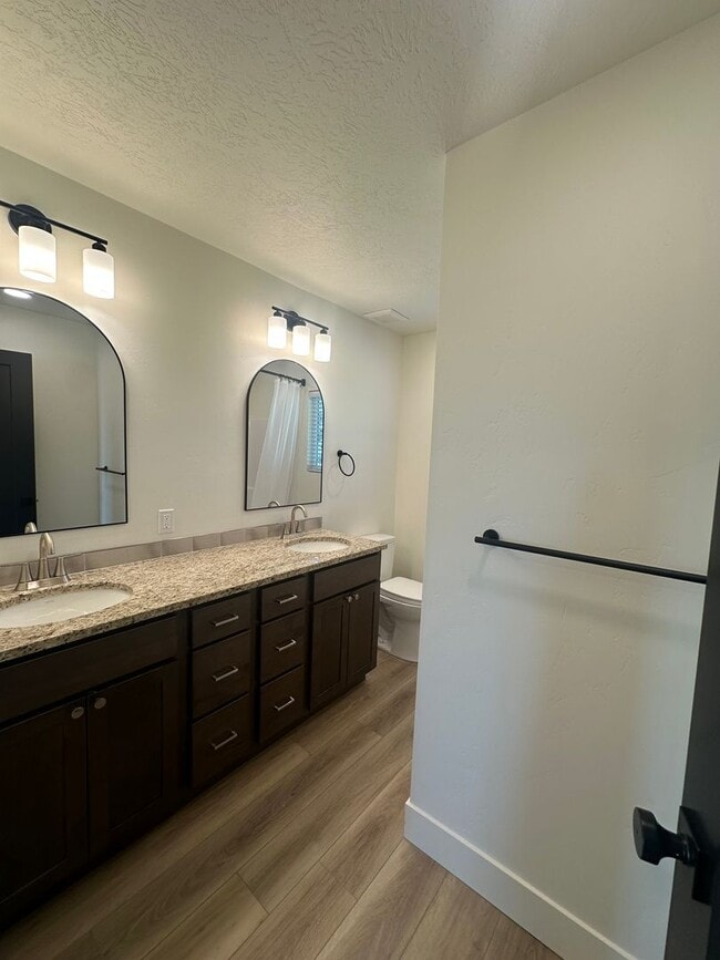 Building Photo - Style and Class....2 Bedroom, 1 bath , 1 C...