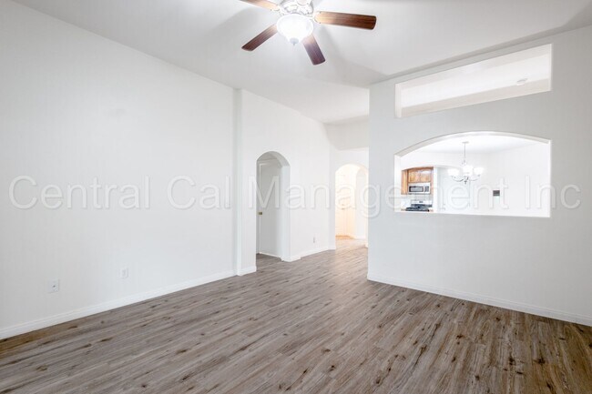 Building Photo - 3 Bedroom/2 Bath Home in San Lauren - $2150 per month!