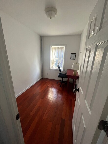 Building Photo - 579 Putnam Ave