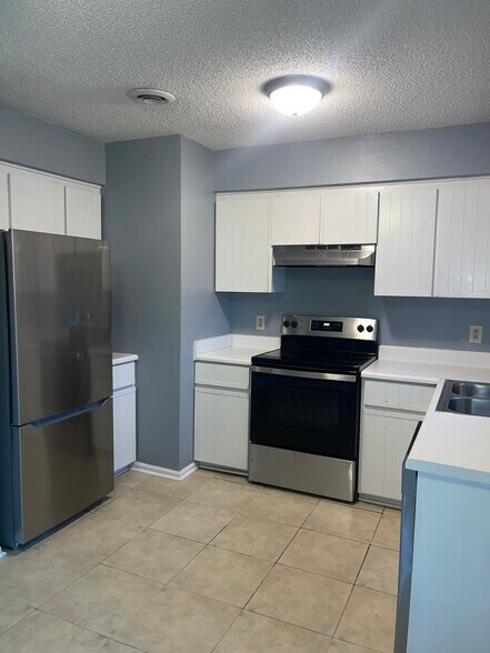 Building Photo - 4147 Spirea Dr