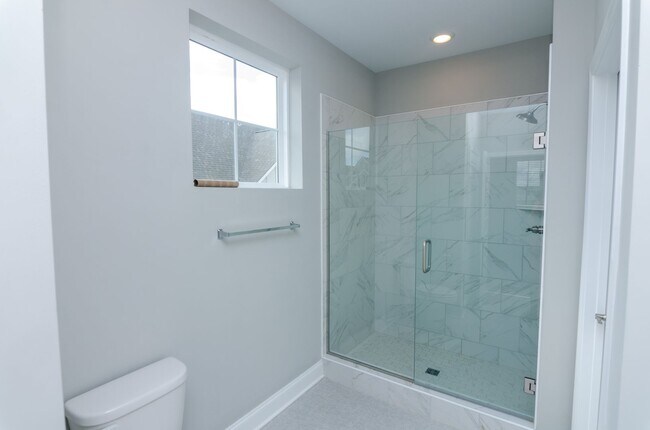 Building Photo - Stunning Condo with Garage space