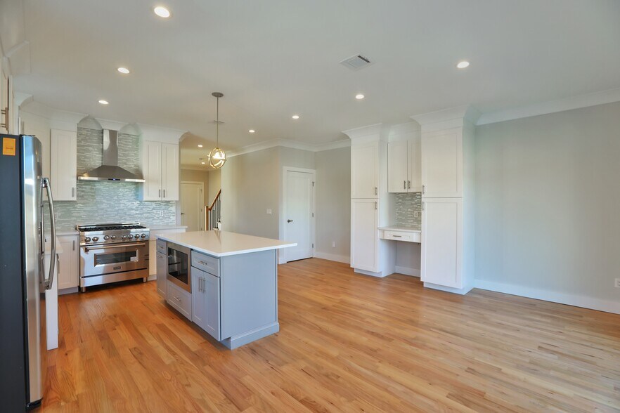 Building Photo - 463 Roff Ave