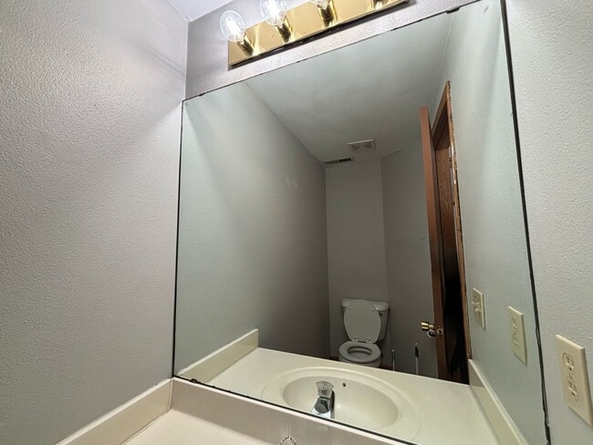 Building Photo - 2 Bedroom 1.5 Bath Spacious Townhome