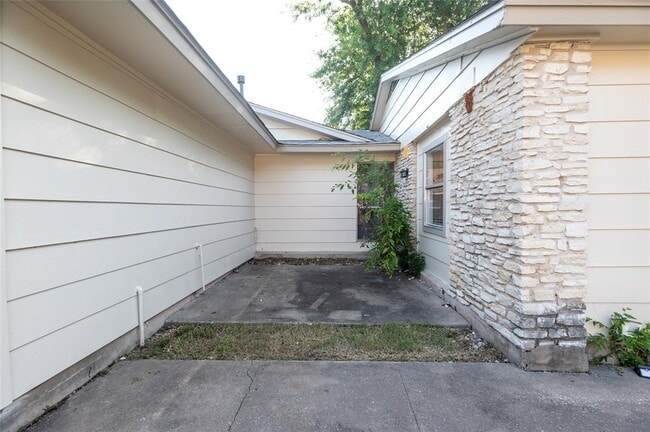 Building Photo - 1407 Click Cove
