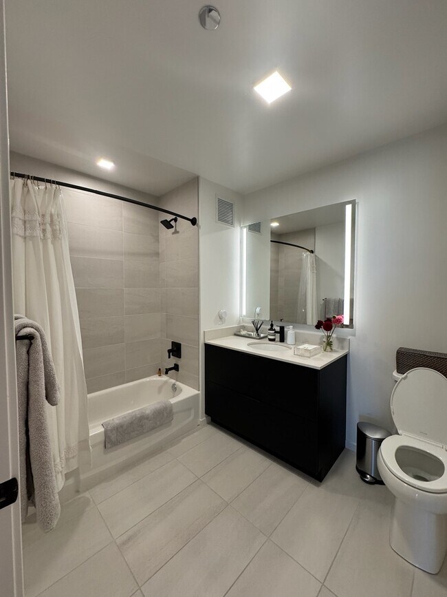 Building Photo - 225 N Elizabeth St