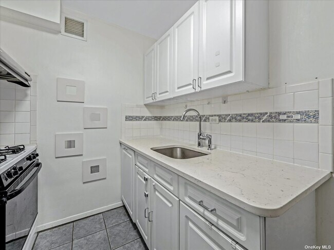 Building Photo - 102-10 66th Rd