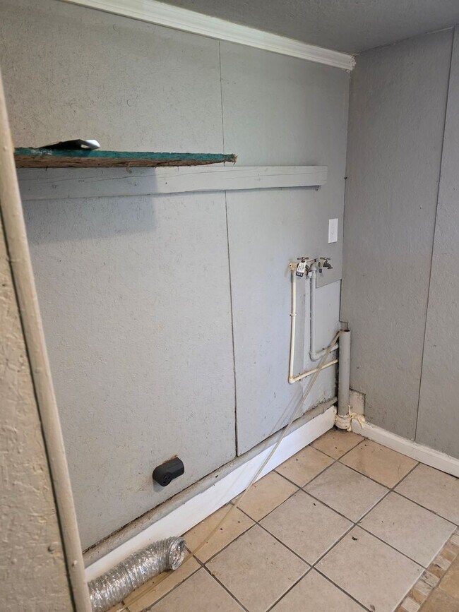 Building Photo - Nice 3BD/1BA
