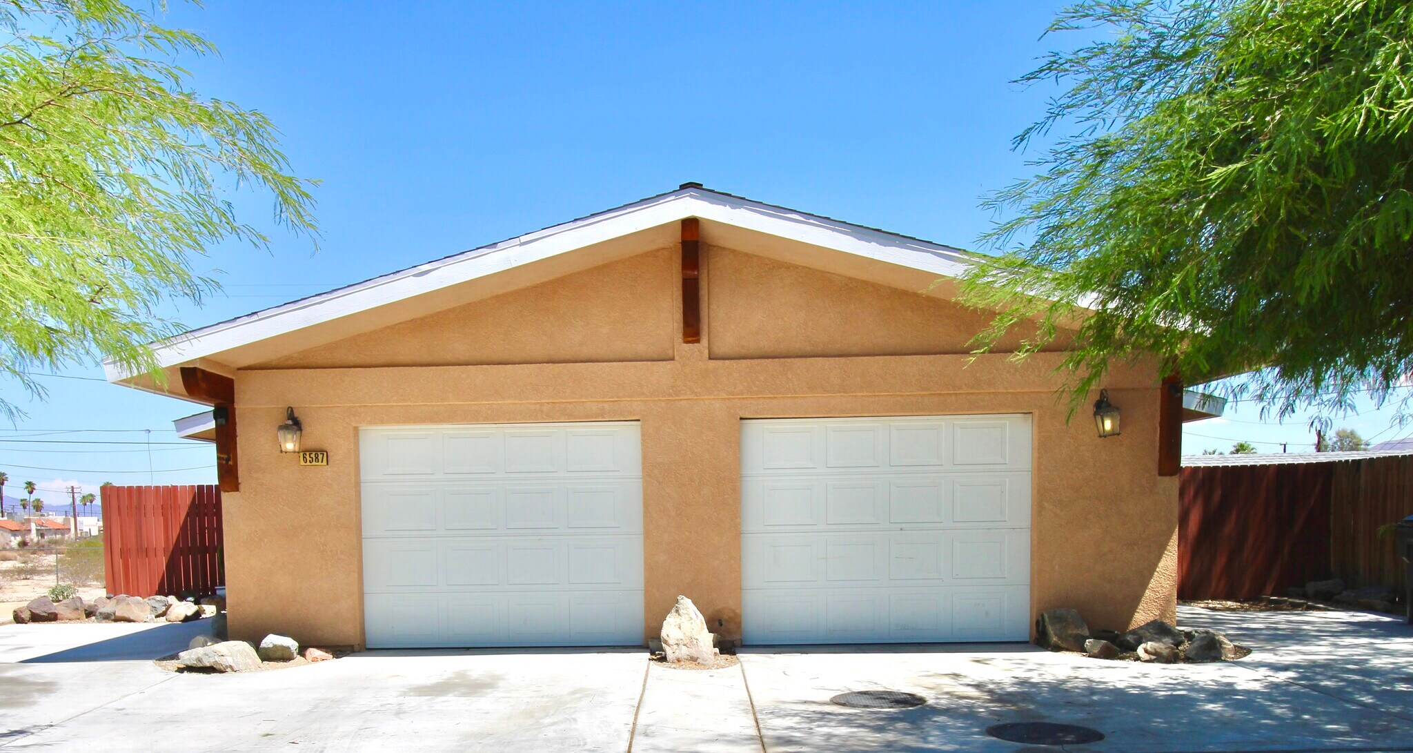 Building Photo - 6587 Oasis Ave