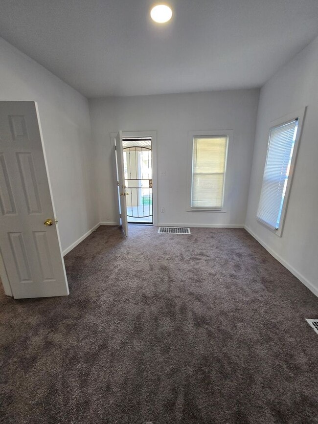 Building Photo - Westside Three Bedroom Duplex Located near...
