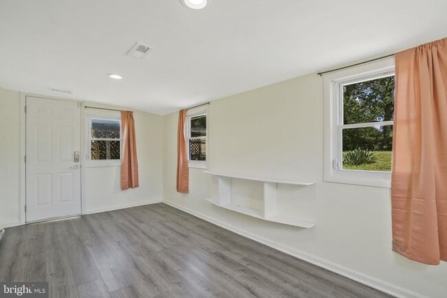 Building Photo - 728 Carson Ave