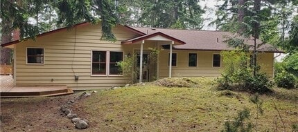 Building Photo - Roomy 4 Bed, 2 Bath