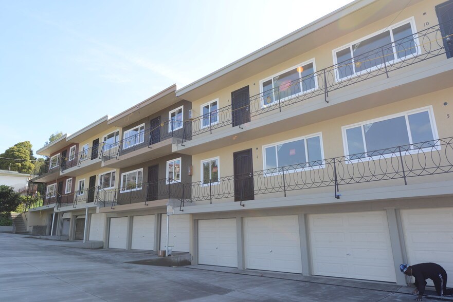 Building Photo - 21303 Oak St