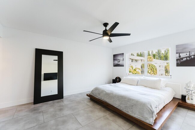 Building Photo - 800 E Camino Real