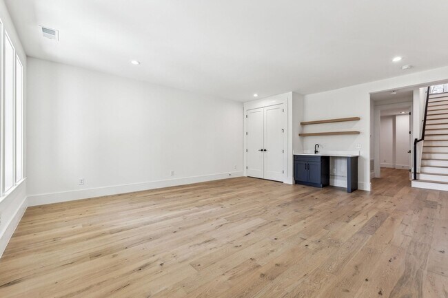 Building Photo - 3135 Parthenon Ave