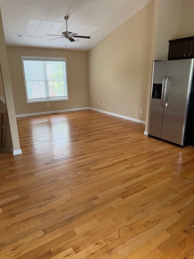 Building Photo - 2 Bedroom / 2 Bath Johnson City, TN 37604