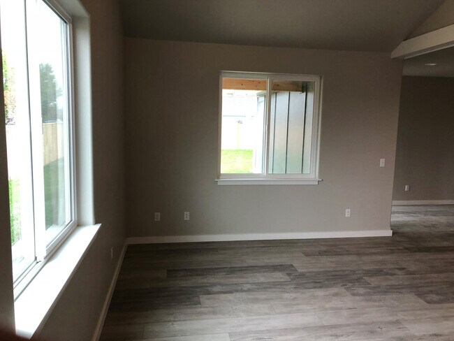 Building Photo - Modern Townhome with Heated Garage