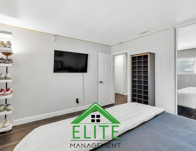 Building Photo - A Beautifully Maintained 3-Bedroom Home in...