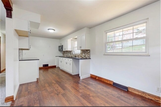 Building Photo - 240 Stardust Dr